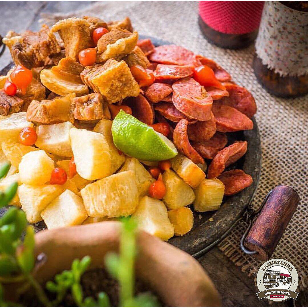 Porzione di torresmo con manioca e salsiccia